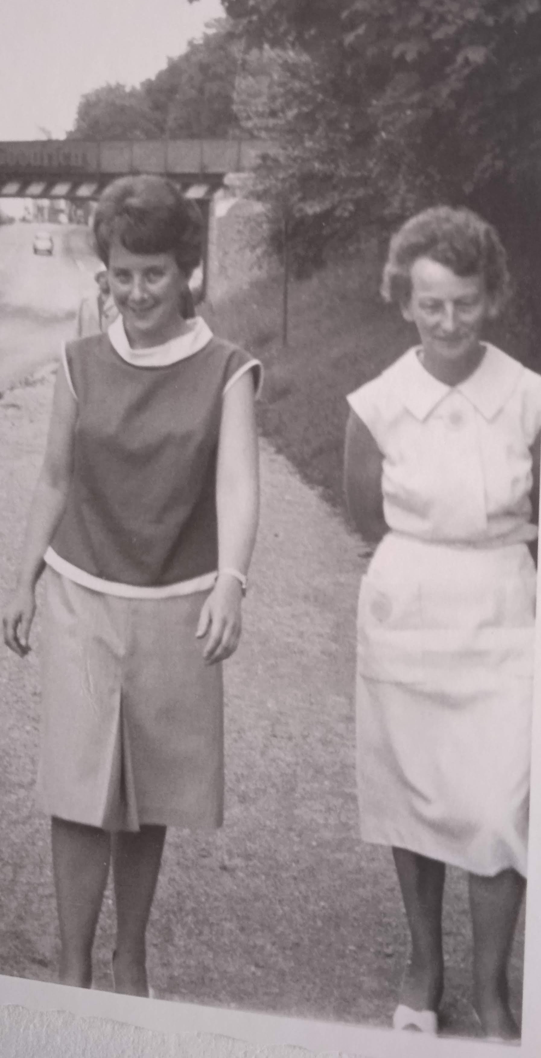 Das Bild zeigt links meine Tante Sigrid, rechst meine Oma Annaliese, um 1965